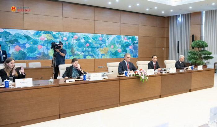 Đại sứ Cộng hòa Pháp tại Việt Nam Olivier Brochet và các đại biểu tại cuộc tiếp