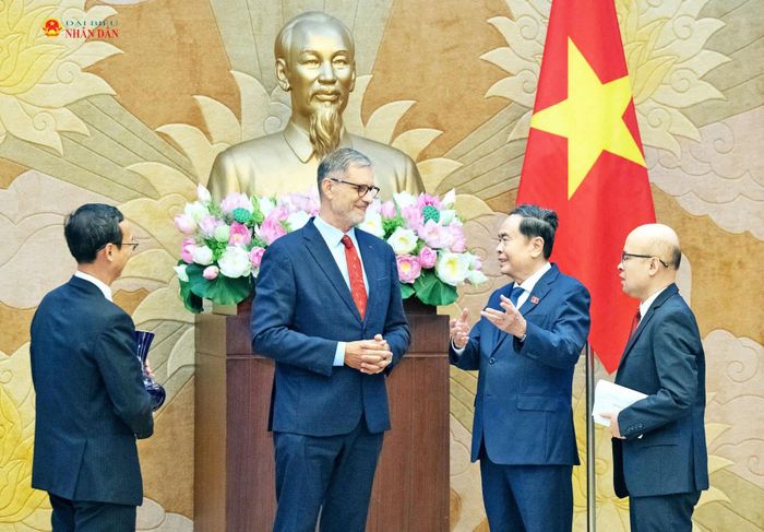 Chủ tịch Quốc hội Trần Thanh Mẫn trao đổi với Đại sứ Cộng hòa Pháp tại Việt Nam Olivier Brochet