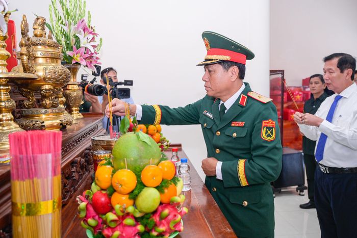 Thiếu tướng Huỳnh Văn Ngon, Ủy viên Ban Thường vụ Đảng ủy, Phó Chính ủy Quân khu 9, Trưởng Ban Chỉ đạo 515 Quân khu 9 thắp hương trước anh linh các liệt sĩ. Ảnh: Phương Vũ