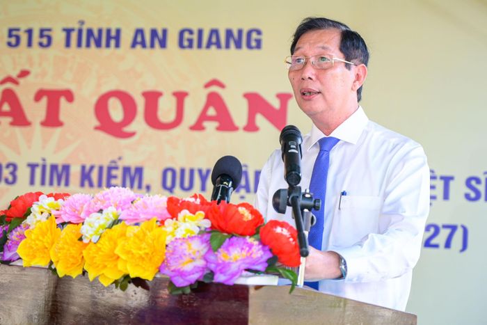 Ông Lê Văn Phước, Tỉnh ủy viên, Phó Chủ tịch UBND tỉnh, Trưởng Ban Chỉ đạo 515 tỉnh An Giang thắp hương trước anh linh các liệt sĩ. Ảnh: Phương Vũ
