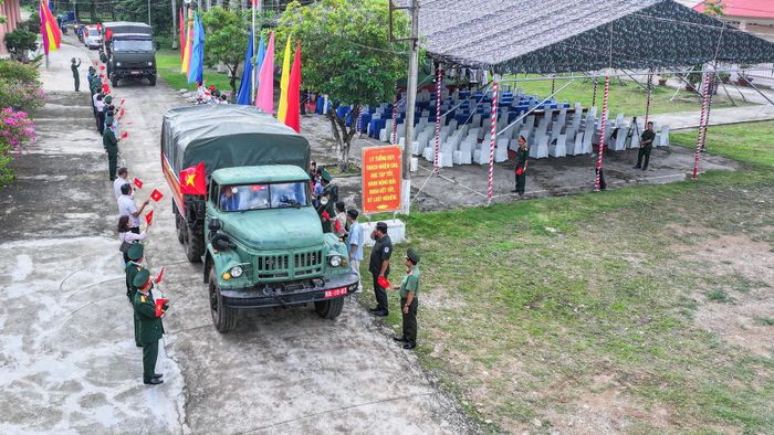 Cán bộ, chiến sĩ Đội K92, Đội K93 chính thức xuất quân, lên đường sang Campuchia, tiếp tục hành trình tìm kiếm, quy tập và đưa hài cốt các liệt sĩ trở về đất Mẹ. Ảnh: Phương Vũ