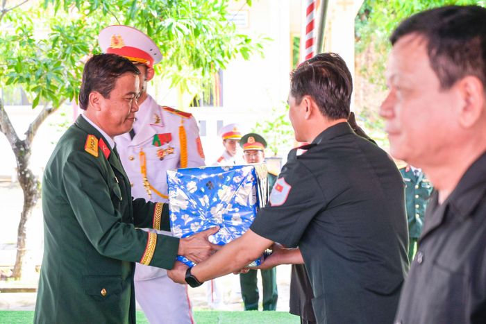 Bộ CHQS tỉnh An Giang tặng quà cho Đội K92, Đội K93. Ảnh: Phương Vũ