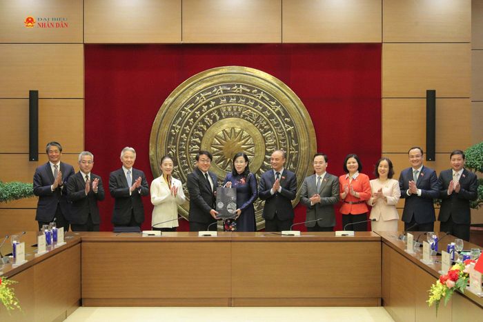 Chủ nhiệm Ủy ban Giáo dục, Văn hóa, Thể thao, Khoa học và công nghệ của Hạ Nghị viện Nhật Bản Saito Hiroaki trao quà lưu niệm tặng Chủ nhiệm Ủy ban Khoa học, Công nghệ và Môi trường Nguyễn Thanh Hải