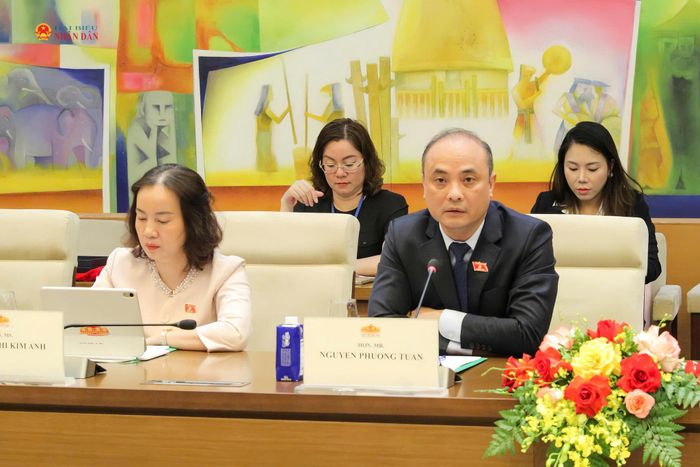 Phó Chủ nhiệm Ủy ban Khoa học, Công nghệ và Môi trường Nguyễn Phương Tuấn trao đổi tại cuộc tiếp