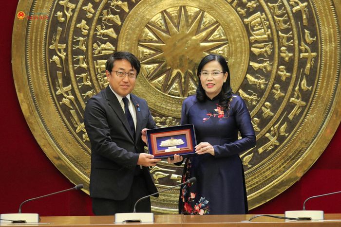 Chủ nhiệm Ủy ban Khoa học, Công nghệ và Môi trường Nguyễn Thanh Hải trao quà lưu niệm tặng Chủ nhiệm Ủy ban Giáo dục, Văn hóa, Thể thao, Khoa học và công nghệ của Hạ Nghị viện Nhật Bản Saito Hiroaki