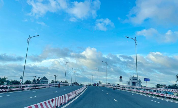 Đại lộ Nguyễn Hữu Cảnh có chiều dài khoảng 15,5km, rộng 60m, đi qua Long Hưng, Tam Phước và An Phước, kết nối qua cầu Vàm Cái Sứt. Ảnh: Văn Dũng
