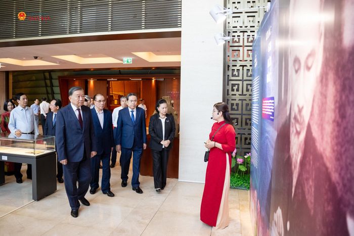 Tổng Bí thư, Chủ tịch nước Tô Lâm và lãnh đạo, nguyên lãnh đạo Đảng, Nhà nước, các đại biểu tham quan triển lãm “Những tấm gương bình dị mà cao quý”