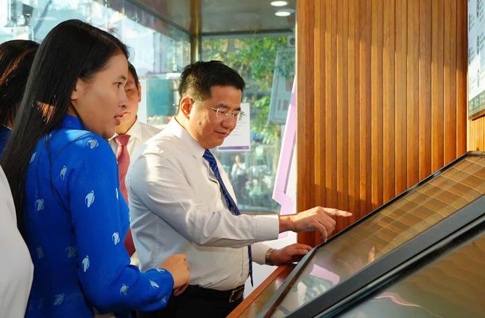 Lãnh đạo phường Sa Pa trải nghiệm tiện ích, dịch vụ số.