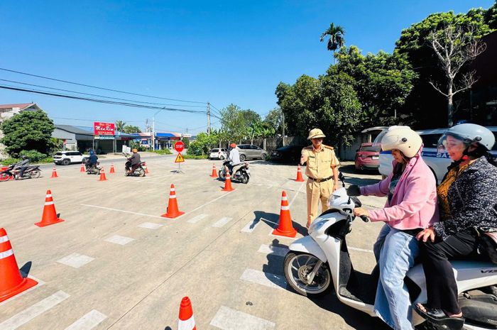 Hướng dẫn người tham gia giao thông rèn luyện kỹ năng điều khiển phương tiện của mình trong sa hình tình huống (Ảnh: Phòng CSGT, Công an tỉnh Thái Nguyên)