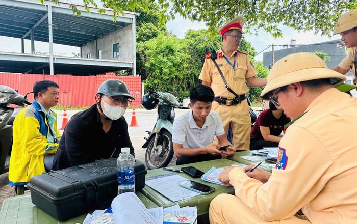 Lực lượng CSGT thực hiện công tác tuần tra, kiểm soát và xử lý vi phạm về tốc độ trên tuyến đường Việt Bắc (Ảnh: Phòng CSGT, Công an tỉnh Thái Nguyên)