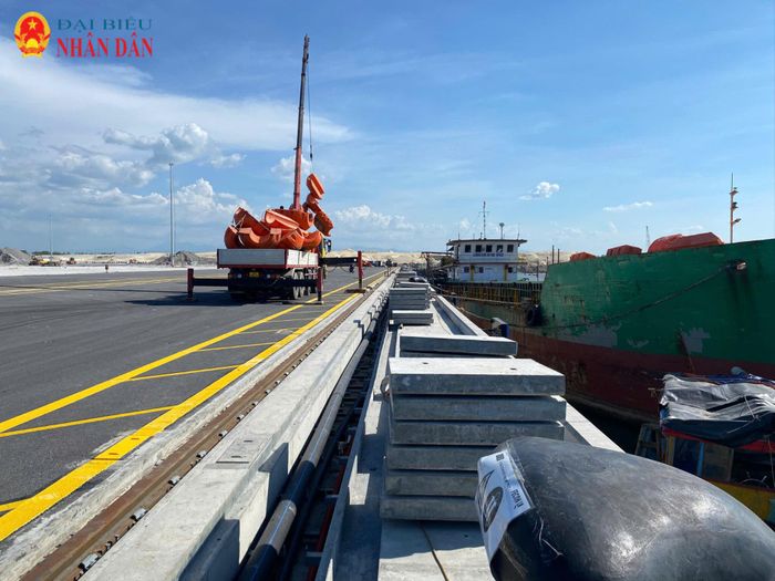 Tàu cập Cảng nước sâu Mỹ Thủy để nhận hàng, đánh dấu bước chuyển mình hiện thực hóa khát vọng "Vươn Đông", mở ra dòng chảy thương mại xuyên biên giới từ Quảng Trị ra Biển Đông và thị trường quốc tế.