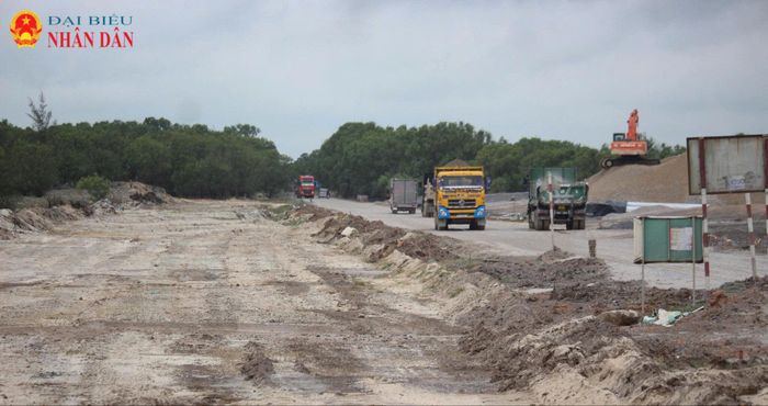 Dự án Quốc lộ 15D đang được khẩn trương thi công, nối cao tốc Cam Lộ – La Sơn trực tiếp về Cảng biển nước sâu Mỹ Thủy, tạo nên trục giao thông huyết mạch rút ngắn khoảng cách từ cửa khẩu biên giới ra biển Đông.
