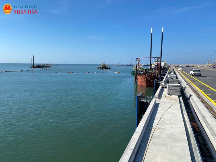 Cửa ngõ hướng biển năng động: Toàn cảnh công trường thi công và hạ tầng Cảng Mỹ Thủy, mắt xích chiến lược tạo ra đường ra biển ngắn nhất, tiết kiệm chi phí logistics cho vùng nội địa Đông Nam Á và Tiểu vùng Mê Kông mở rộng (GMS).