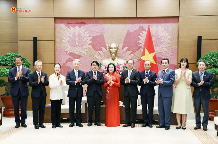 Phó Chủ tịch Quốc hội Nguyễn Thị Thanh chụp ảnh lưu niệm cùng Chủ nhiệm Ủy ban Giáo dục, Văn hóa, Thể thao, Khoa học và Công nghệ Hạ viện Nhật Bản và các đại biểu