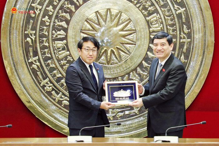 Chủ nhiệm Ủy ban Văn hóa và Xã hội Nguyễn Đắc Vinh trao quà lưu niệm tặng Chủ nhiệm Ủy ban Giáo dục, Văn hóa, Thể thao, Khoa học và công nghệ của Hạ viện Nhật Bản Saito Hiroaki