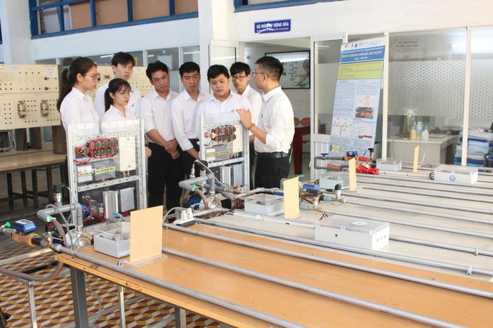 Sinh viên kỹ thuật cần được trang bị đồng thời nền tảng lý thuyết chuyên môn vững chắc, năng lực thực hành, tư duy giải quyết vấn đề và khả năng sử dụng công nghệ.