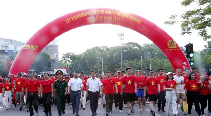 Hơn 5.000 người tham gia chương trình đi bộ "Cùng Việt Nam tiến bước". Ảnh: Hải Hậu