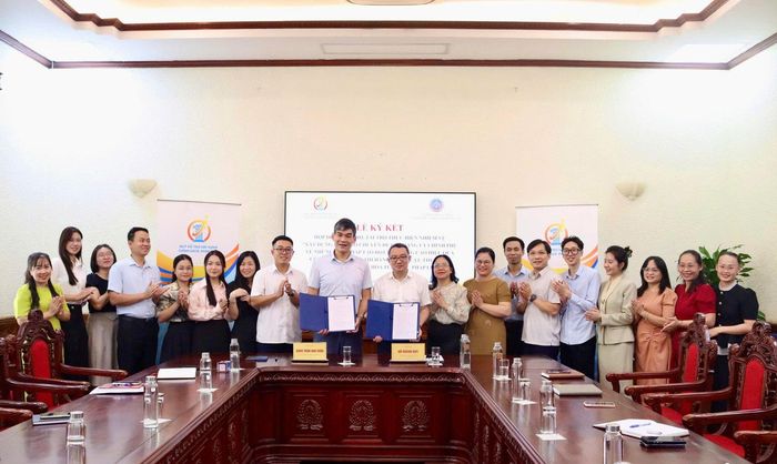 Toàn cảnh Lễ ký kết Hợp đồng hỗ trợ, tài trợ thực hiện nhiệm vụ "Xây dựng Báo cáo chuyên đề của Đảng ủy Chính phủ về những giải pháp tạo đột phá nâng cao hiệu quả công tác tổ chức thi hành pháp luật, thúc đẩy xây dựng văn hóa tuân thủ pháp luật". Ảnh: Quỳnh Hoa