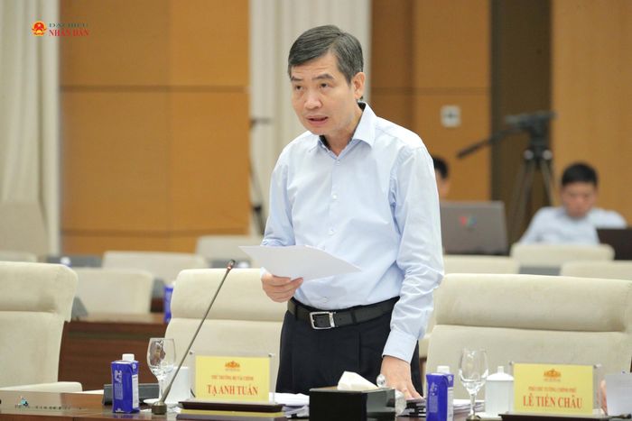 Thứ trưởng Bộ Tài chính Tạ Anh Tuấn trình bày Tờ trình dự án Luật