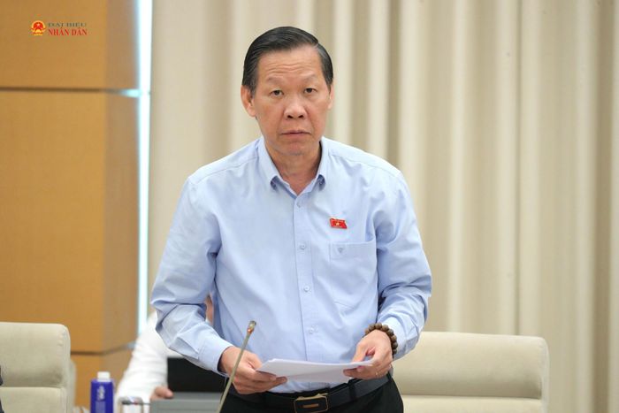 Chủ nhiệm Ủy ban Kinh tế và Tài chính Phan Văn Mãi trình bày Báo cáo thẩm tra dự án Luật