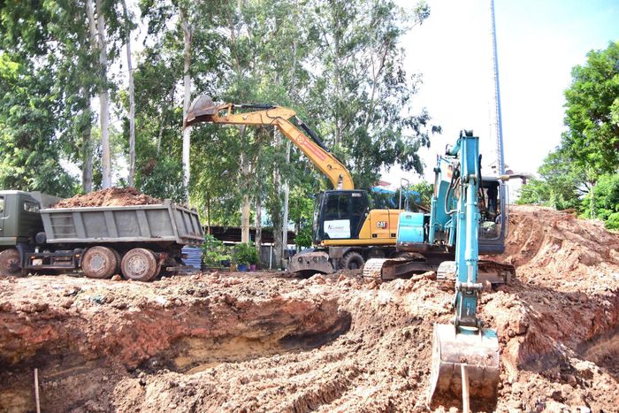 Lực lượng làm nhiệm vụ đã xử lý hơn 450m³ đất, tiếp tục mở rộng phạm vi tìm kiếm tại Khu B