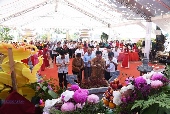 Người dân và du khách dâng hương. Ảnh: Lâm Hòa/Mekong ASEAN.