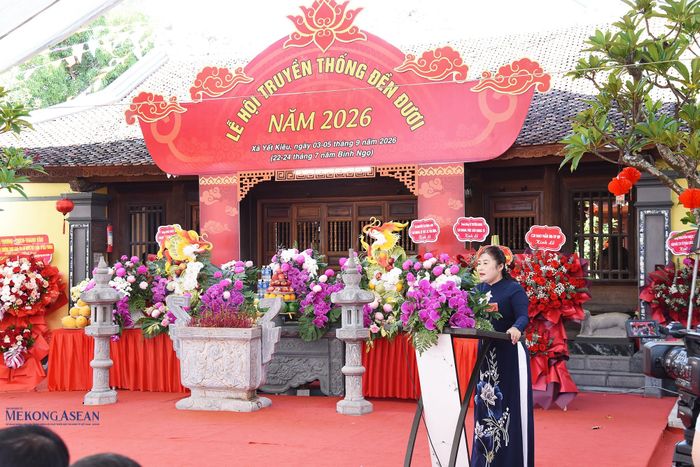 Bà Phạm Thị Thu, Phó Bí thư Đảng ủy, Chủ tịch UBND xã Yết Kiêu đọc diễn văn tại lễ khai hội. Ảnh: Lâm Hòa/Mekong ASEAN.
