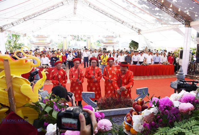 Đại diện các cụ cao niên của địa phương dâng hương tưởng niệm Nguyên phi Hoàng Thái hậu Ỷ Lan. Ảnh: Lâm Hòa/Mekong ASEAN.