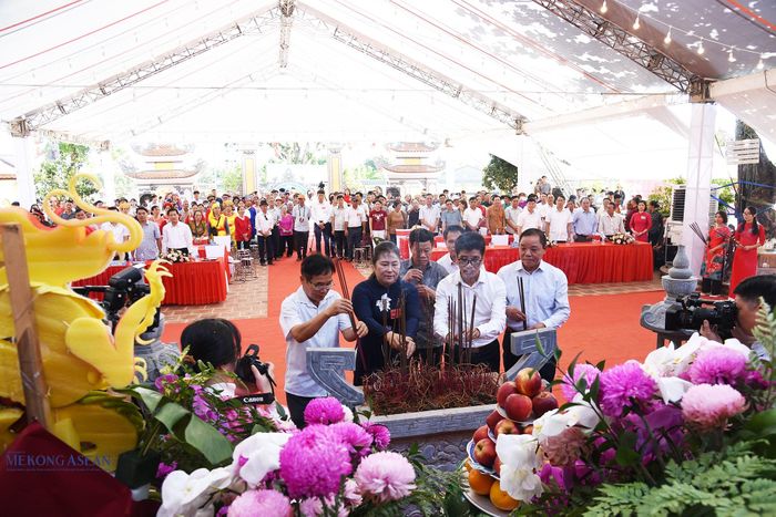 Lãnh đạo xã Yết Kiêu và các đại biểu dâng hương. Ảnh: Lâm Hòa/Mekong ASEAN.
