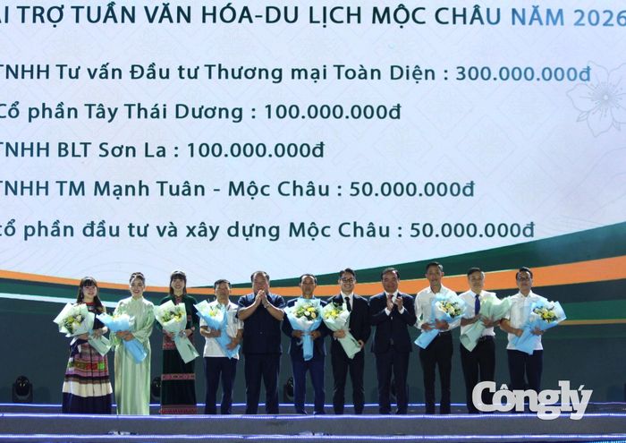 Lãnh đạo tỉnh Sơn La tặng hoa tri ân các nhà tài trợ.