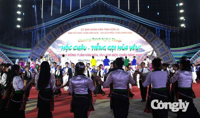 Khép lại chương trình là vòng xòe đoàn kết.