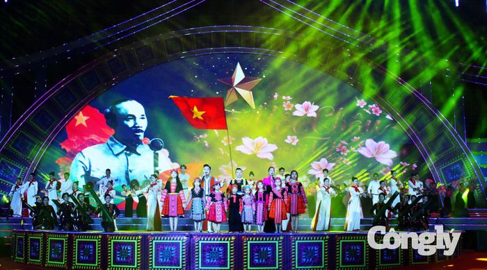 Tiết mục mở màn mang tên gọi “Mộc Châu vui Tết Độc lập”.