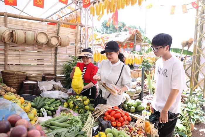Những gian hàng giới thiệu, quảng bá các sản phẩm địa phương.