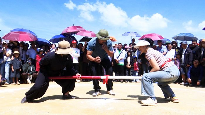 Các hoạt động gồm thi kéo co, đẩy gậy, giã bánh dày, tu lu, tung còn...