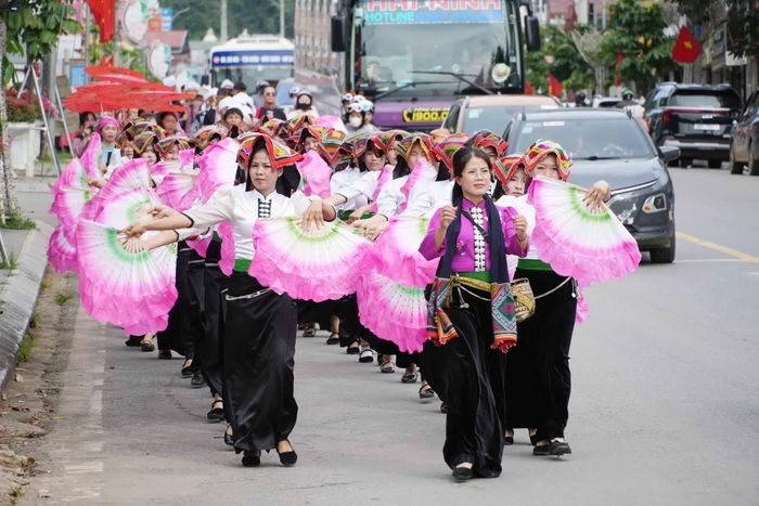 Các chương trình giao lưu văn nghệ, múa xòe thu hút du khách.