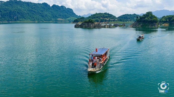 Du lịch lòng hồ Hòa Bình