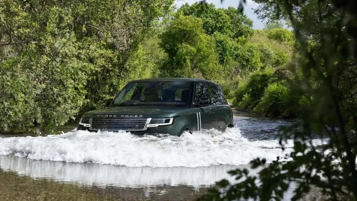 Range Rover Electric lội qua vùng nước trong bài thử nghiệm địa hình. Ảnh: Range Rover