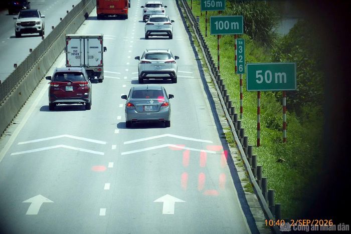 Dữ liệu điện tử kết hợp với biển báo, vạch kẻ đường về khoảng cách trên đường sẽ giúp xác định chính xác tốc độ và khoảng cách của phương tiện.