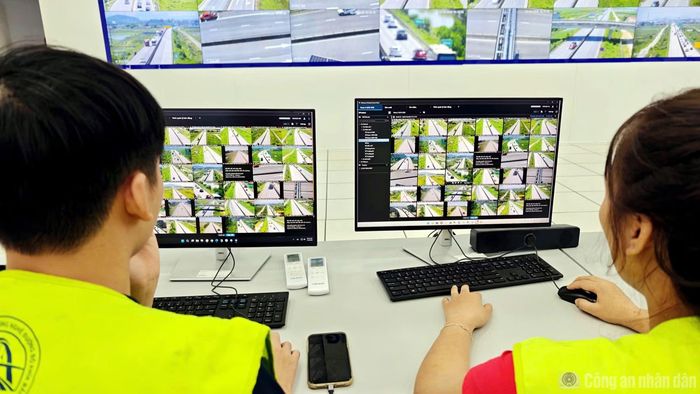 Cán bộ CSGT cùng nhân viên của Trung tâm điều hành cao tốc Mai Sơn – Quốc lộ 45 theo dõi dữ liệu camera gửi về.