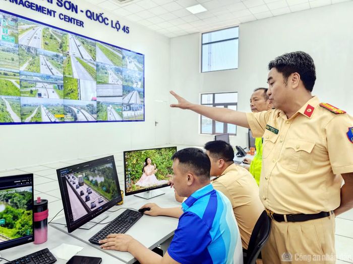 Thượng tá Nguyễn Mạnh Thắng theo dõi tình hình giao thông trên tuyến cao tốc Pháp Vân - Cầu Giẽ - Cao Bồ - Mai Sơn - Quốc lộ 45