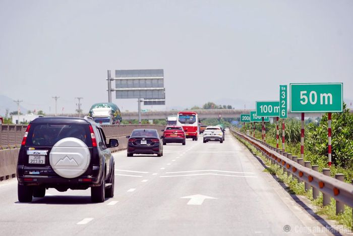 Các phương tiện di chuyển với khoảng cách an toàn trên cao tốc.