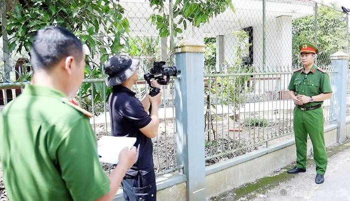 Cán bộ Công an xã Vĩnh Trạch xây dựng kịch bản, quay clip tuyên truyền đăng tải trên Fanpage.