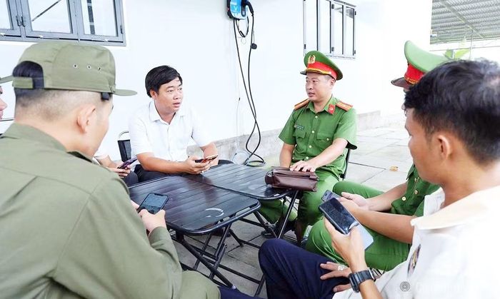 Công an xã Vĩnh Trạch hướng dẫn người dân tiếp cận, theo dõi, phản hồi qua Fanpage "Công an xã Vĩnh Trạch".