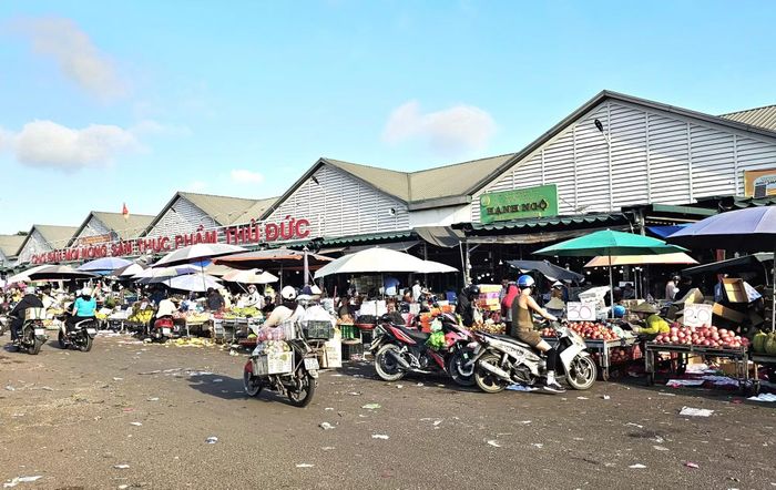 Chợ đầu mối nông sản thực phẩm Thủ Đức (TP Hồ Chí Minh) là nơi tập kết các loại nông sản ở các tỉnh, thành khác trước khi đưa đi bán cho người tiêu dùng.