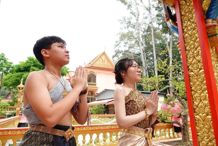 Các bạn trẻ trong trang phục truyền thống.