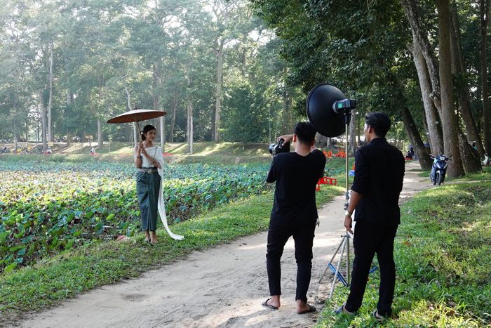 Các bạn trẻ thích thú tạo dáng, chụp ảnh tại Ao Bà Om.