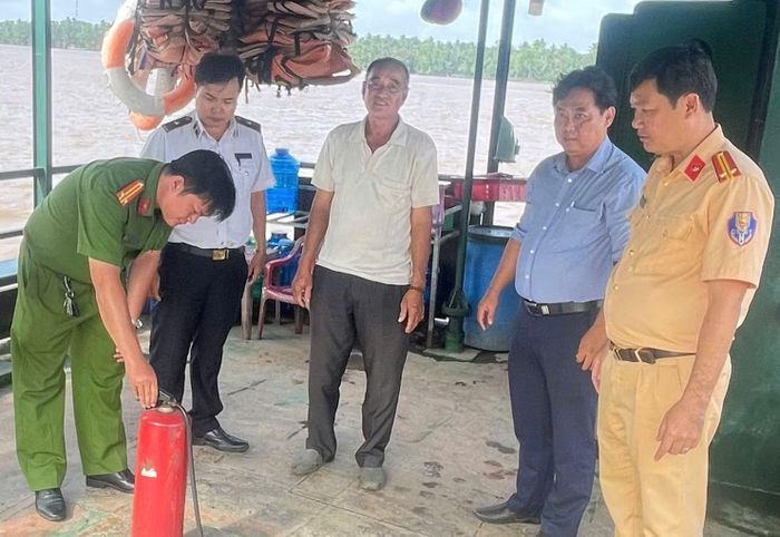 Lực lượng Công an kiểm tra bến khách ngang sông và tuyên truyền, phổ biến các quy định của pháp luật lĩnh vực giao thông đường thủy nội địa trong dịp lễ Quốc khánh 2/9.
