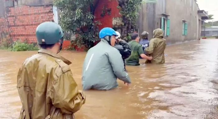Lực lượng Công an đang nỗ lực hỗ trợ người dân ứng phó với tình trạng ngập lụt.