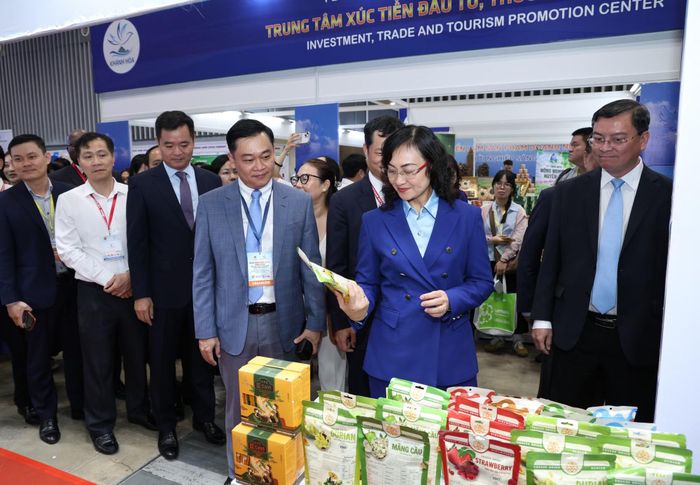 Các đại biểu tham quan gian hàng tại khu vực triển lãm.