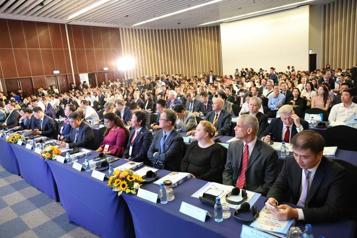 Các đại biểu trong nước và quốc tế dự diễn đàn.